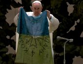 البابا فرنسيس يدين عمليات القتل فى بوتشا ويحمل العلم الأوكرانى