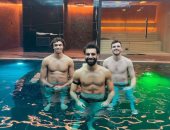 محمد صلاح ينشر صورة داخل حمام السباحة: وقت الاستشفاء 