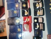 جمارك مطار القاهرة تحبط تهريب مشغولات ذهبية وعملات أثرية.. صور