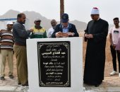 محافظ جنوب سيناء يضع حجر أساس مسجد الهجن وقرية التراث بمضمار شرم الشيخ