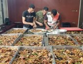 شباب مطبخ الخير ببنى سويف يجهزون ألف وجبة يوميا.. لايف وصور