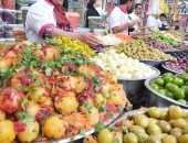 المخلل على كل لون..إقبال كبير على شراء الطرشي في سوق الليمون بالمحلة (فيديو)