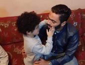 نجوم الخير.. حسين الشحات يلبي دعوة والدة الطفل "عمار" ويزوره