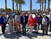 محافظ بورسعيد يلتقى عددا من السائحين الأجانب خلال زيارتهم لساحة الشهداء