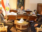 حياة كريمة.. محافظ أسيوط يناقش الموقف التنفيذى لمشروعات المياه والصرف الصحى