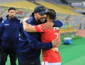 عناق وترحيب بين علي معلول والشعباني على هامش لقاء الأهلي والمصري .. صور