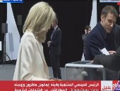 ماكرون يلتقى بعدد من المواطنين بعد الإدلاء بصوته فى انتخابات الرئاسة.. فيديو