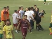 مدرب برازيلى يضرب مساعدة الحكم ويصفها بالمخادعة.. فيديو