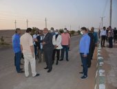 محافظ الوادى الجديد يتفقد مشروع حمام سباحة وموقع جمعية باريس للإسكان.. صور