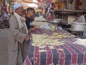 رشا تعجن واخواتها يطلعوا أحلى كنافة.. ملوك حلويات رمضان فى بنى سويف