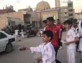 أطفال بالعريش يتسابقون لتوزيع الإفطار على الصائمين بشوارع المدينة.. فيديو وصور