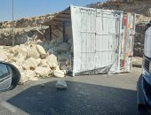 زحام مرورى بمحور الأوتوستراد إثر حادث انقلاب سيارة نقل محملة بالطوب 