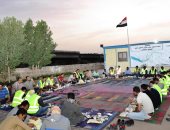 محافظ أسوان يشارك العاملين فى مشروع محور وكوبرى بديل الخزان إفطار رمضان