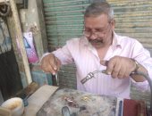 الصنعة بالوارثة.. قصة "عم عماد" 35 سنة في مهنة لحام الذهب بقنا (فيديو)