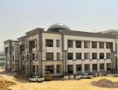 وزير التعليم العالى يستعرض تقريرا حول تطور العمل بـ"جامعة بنها الأهلية"