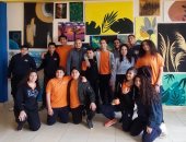 50 لوحة فنية داخل معرض لطلاب أحد المدارس تعبيرا عن موهبتهم فى الرسم