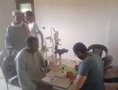 قارئ يشارك صورا لقافلة مجانية للكشف على مرضى العيون بقرية الخزانقة فى قنا