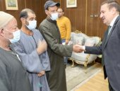 محافظ المنوفية يسلم مساعدات مالية عاجلة للأسر المتضررة من حريق حظائرهم بتلا 