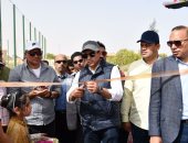 وزير الشباب يفتتح ملعب خماسي ومعرضاً للمنتجات اليدوية وأندية الفتاه بمركز شباب القصر بالواحات البحرية 