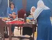 سكان عمارة يتجمعون على مائدة إفطار فوق السطوح بالإسكندرية.. لايف