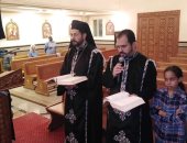 الأنبا باخوم يترأس صلاة البصخة المقدسة بكنيسة العبور للأقباط الكاثوليك
