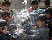 رش الماء فى مواجهة حرارة الجو.. موجة طقس سيئ تضرب اليمن