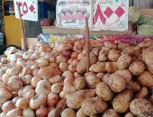 التفاح ب20 جنيها والبرتقال ب6.. شارع رياض أرخص سوق فى أسيوط (فيديو)