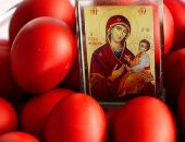 تكسير البيض الأحمر فى اليونان خلال عيد القيامة.. ما علاقته بدم المسيح؟