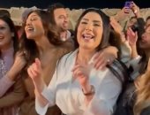 فركش.. أبطال مسلسل "يوتيرن" يحتفلون بانتهاء التصوير بتورتة ضخمة.. فيديو