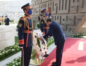 الرئيس السيسي يضع أكاليل الزهور على النصب التذكارى لشهداء القوات المسلحة.. صور