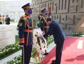 الرئيس السيسي يضع أكاليل الزهور على النصب التذكارى لشهداء القوات المسلحة