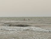 إقبال متوسط على شاطئ بورسعيد تزامنا مع احتفالات شم النسيم.. لايف وصور