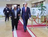 وزير الاتصالات يستقبل سفير بوروندى بمصر لبحث التعاون المشترك