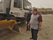 سكرتير عام بورسعيد يتابع أعمال النظافة وتواجد المنقذين على الشاطئ.. صور