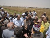 محافظ أسيوط يتفقد حصاد القمح بمركز أبوتيج ويعلن تقديم كافة الدعم للمزارعين
