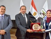 مجلس جامعة بنى سويف يكرم الدكتورة نرمين عاطف المشرف على مركز الإنتاج