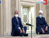 الرئيس السيسي يستمع لآيات القرأن الكريم خلال تفقد تطوير مسجد الحسين