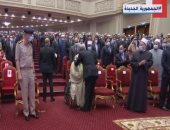 الرئيس السيسي يقبل رأس الدكتور أحمد عمر هاشم باحتفالية "ليلة القدر"