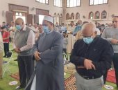 محافظ بورسعيد يؤدى صلاة الجمعة الأخيرة من رمضان بمسجد الشاطئ بحى العرب