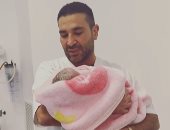 أحمد سعد يرزق بمولودته الجديدة "عليا" ويؤذن فى أذنها فور ولادتها.. فيديو