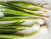 أسباب مفيدة لصحتك تجعلك تتناول البصل الأخضر فى الشتاء.. اعرفها