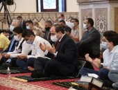 الرئيس السيسى يؤدى صلاة عيد الفطر بمسجد المشير طنطاوى.. أبناء الشهداء بجوار الرئيس لأداء الصلاة.. وخطيب صلاة العيد بمسجد المشير: "أهل الله قلوبهم طاهرة ومجالسهم بذكر الله عامرة".. فيديو وصور