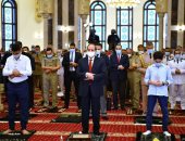 أبناء الشهداء بجوار الرئيس السيسى خلال صلاة عيد الفطر 