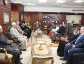 محافظ بني سويف يتلقى التهاني من القيادات الكنسية والطوائف المسيحية في العيد