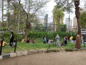مئات الأسر تفترش المساحات الخضراء بحديقة الحيوان فى أول أيام العيد.. صور