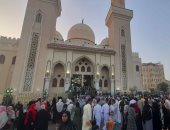 المصريون يؤدون صلاة عيد الفطر بالقاهرة والمحافظات