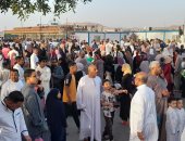 محافظ أسوان والقيادات يؤدون صلاة عيد الفطر بمسجد بدر بالطابية