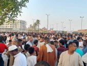 الآلاف فى الشوارع والميادين بعد قضاء صلاة عيد الفطر بأسوان.. لايف وصور