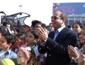 الرئيس السيسي يتجول مع الأطفال أبناء الشهداء فى منطقة الألعاب