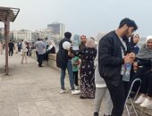 العيد على كورنيش الإسكندرية حاجة تانية.. الناس كلها فى الشوارع والبلالين مالية المكان